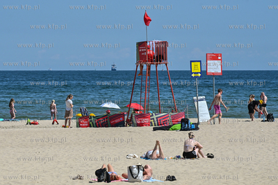 Sopot. Plaża. Czerwona flaga sygnalizująca zakaz...