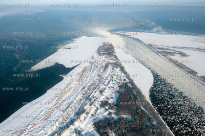 Kra na Wisle w okolicy ujscia rzeki do Zatoki Gdanskiej....