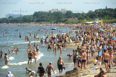 Zatloczona sopocka plaza. 8.08.2009 fot. Wojtek Jakubowski...