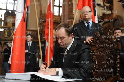 Po katastrofie lotniczej, w ktorej zginela  m.in. para...