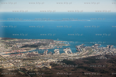 Gdynia, port, u gory widac Polwysep Hel. 16.04.2014...
