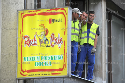 Gazeta Rock Cafe na ulicy Tkackiej w Gdansku. Jeden...