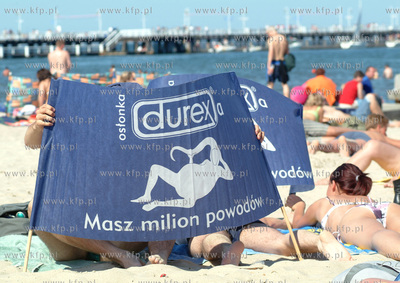 Promocja prezerwatyw Durex na plazy w Sopocie. 29.07.2004...