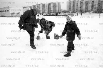 Rodzice z dziecmi lepia balwany na dawnym pasie startowym...