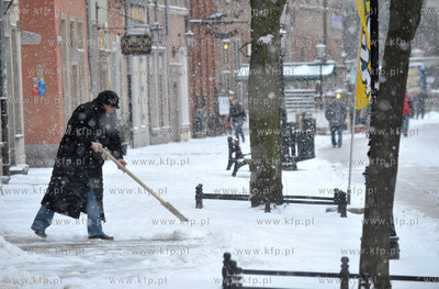Zima w Gdansku. Odsniezanie chodnika na ul. Dlugiej.
02.12.2010
fot....