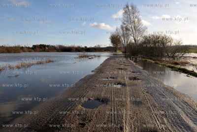 Wezbrane wody rzeki Radunia spowodowaly podtopienia...