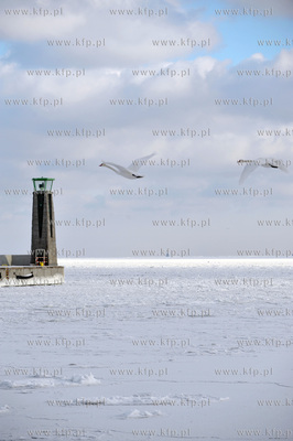 Gdynia zima. Zamarzniete wchodnie wejscie do portu....