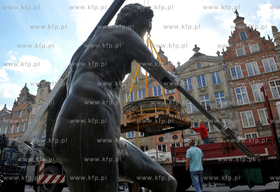 Gdansk. Demontaz figury Neptuna z fontanny na Dlugim...