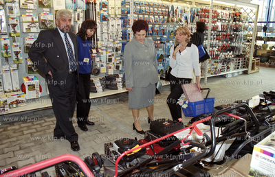 Danuta Walesowa na zakupach przy stoisku z kosiarkami...