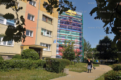 Na bocznej fasadzie bloku na ulicy Skarzynskiego 10a...