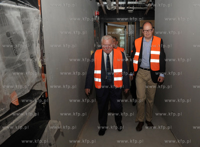 Prezydent Lech Walesa zwiedzal budowe Europejskiego...