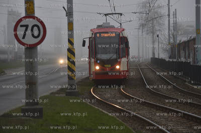 Gdańsk. Tramwaj na ul. Jana z Kolna podczas mgły....