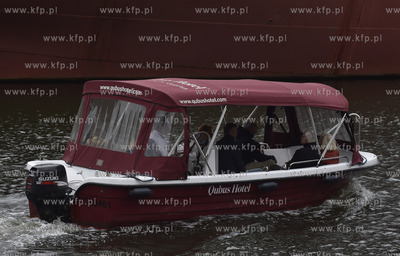 Gdańsk. Motława. Łódź motorowa wożąca gości...