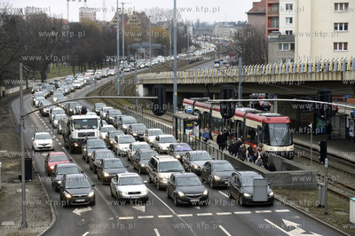 Gdańsk. Węzeł Okopowa. Korek samochodowy na  ul....