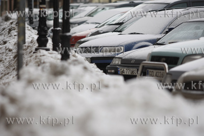 Gdansk. Zaparkowane auta na ul.Szerokiej. 04.01.2011...