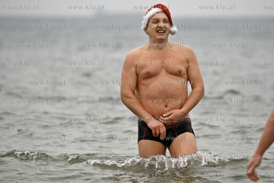 Noworoczna zimowa kapiel  gdanskich morsow na plazy...