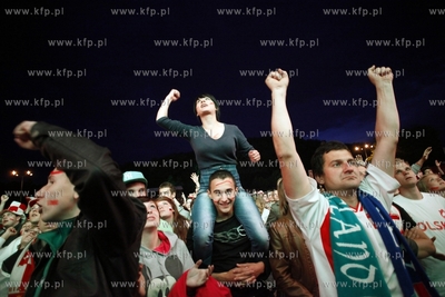 Gdansk. Mistrzostwa europy w pilce noznej. Kibice ogladaja...