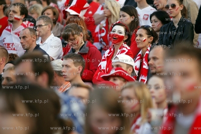 Gdansk. Mistrzostwa europy w pilce noznej. Kibice ogladaja...