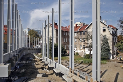 Gdansk. Budowa Trasy Slowackiego. Montaz ekranow dzwiekkochonnych...