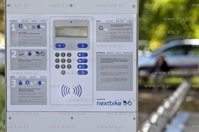 Przed Urzedem Miasta Sopotu stanela  pierwsza stacja...