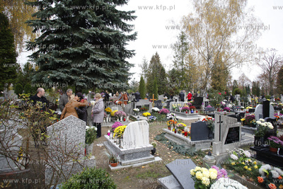 Cmentarz komunalny przy ul. Spokojnej w Pruszczu Gdanskim.
01.11.2013
fot....