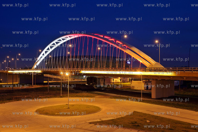 Podswietlony na bialo-czerwono wiadukt w Gdansku Letnicy.
30.04.2014
fot....