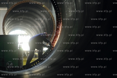 Stocznia Gdanska. Hala K1. Budowa wiatrakow dla farm...