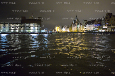 Gdańsk. Wysoki woziom wód Motławy, który jest efektem...