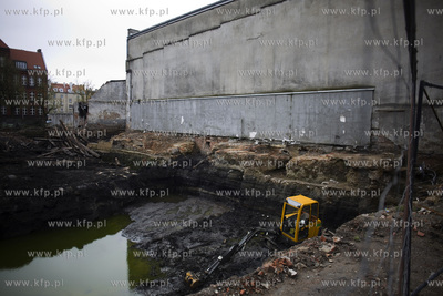 Gdańsk. Dolne Miasto. Prace archeologiczne przy przemysłowym...