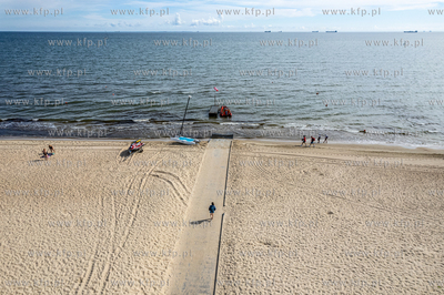 Wejscie na plażę na wysokości SKŻ i WOPR w Sopocie.
01.08.2022
fot....