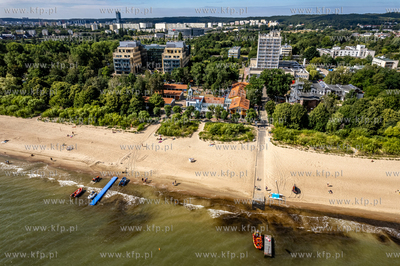 Wejscie na plażę na wysokości SKŻ i WOPR w Sopocie.
01.08.2022
fot....