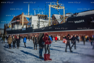 Tłumy spacerowiczów na zamarzniętej Motławie w...