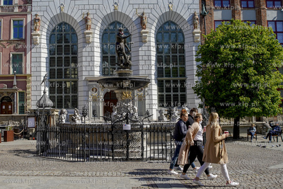 Długi Targ. Fontanna Neptuna najstarsza i najbardzej...