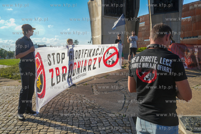 Gdańsk, Plac Solidarności. Demonstracja, pod hasłem...