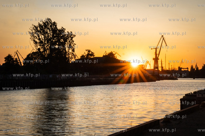 Gdańsk, Polski Hak. Nz. Zachód słońca nad Motławą....