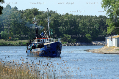 Dziwnow, rzeka Dziwna. Kuter rybacki DZI-106 posiada...