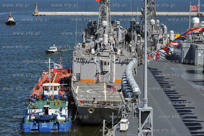 Okrety 12 panstw uczestniczacych w miedzynarodowych...