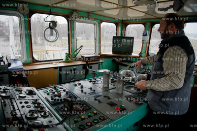 Gdansk. Platna samochodowa przeprawa promowa laczaca...