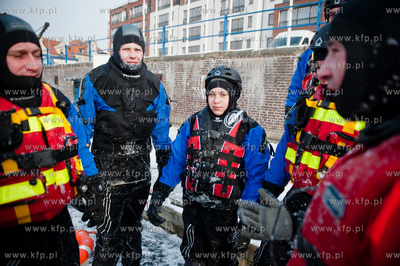 Marina w Gdansku. Cwiczenia ratownikow wopr oraz strazakow...