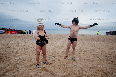 Gdansk. Plaza w Jelitkowie. Noworoczna zimowa kapiel...