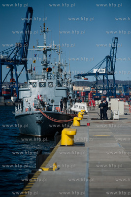 Gdynia. Oksywie. Port Marynarki Wojennej. Powrot niszczyciela...