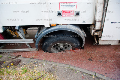 Gdansk. Ul. Leona Miszewskiego. Smieciarka, ktora podczas...