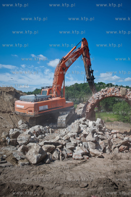 Gdansk. Wyburzanie wiaduktu przy ul. Ogrodowej, ktory...