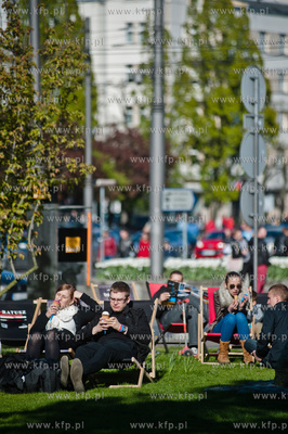 Gdynia. Skwer Stefana Zeromskiego. Majowka z InfoBoxem....