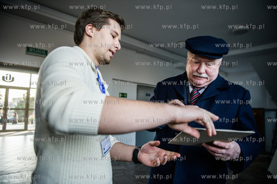 Gdansk. Oliwa. Druga tura wyborow samorzadowych. Glosuje...