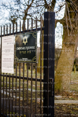 Gdansk. Zdewastowane przez nieznanych sprawcow plyty...