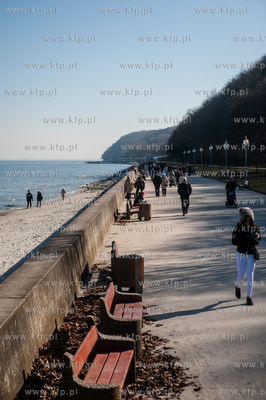 Gdynia. Słoneczna, jednak mroźna pogoda na gdyńskiej...