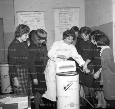 Nauka prania i recznego wyzymania w pralce w jednej...