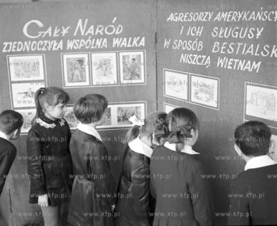 Wystawa w szkole podstawowej poswiecona wojnie w Wietnamie....