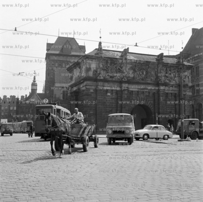 Tramwaj, furmanka i samochód dostawczy marki Zuk przed...